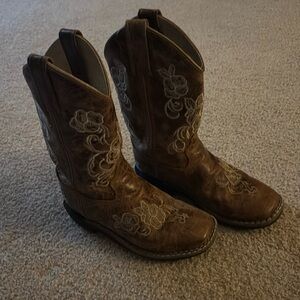 Cute little girls boots! Fairly new but broken in. Loved these boots!